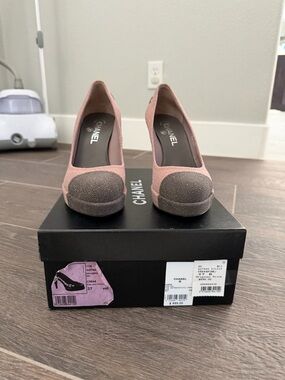 CHANEL Pink Pumps with Dark Cap Toe